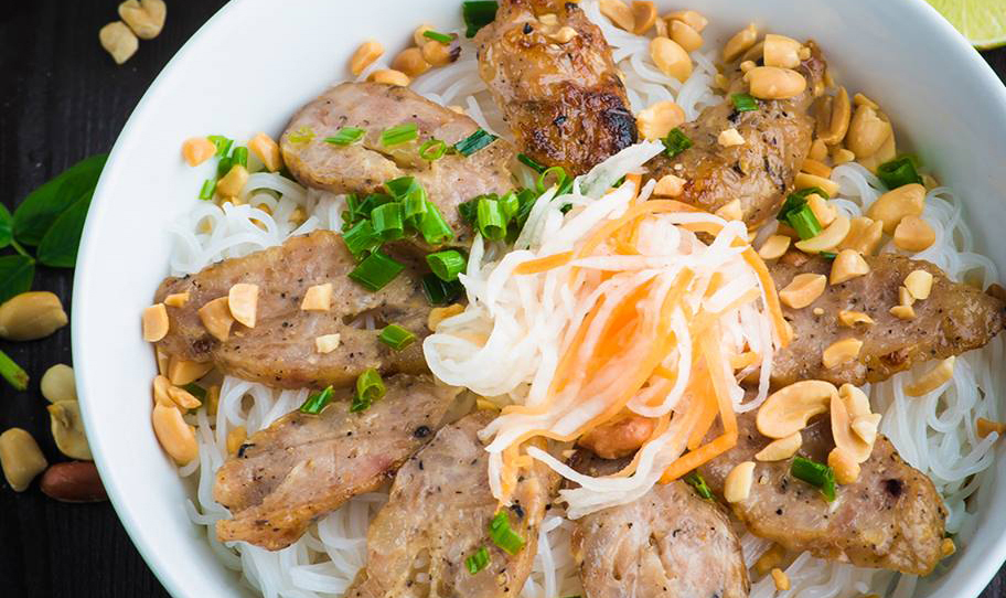 Bún Nem Nướng (Grilled sausage and rice noodles)